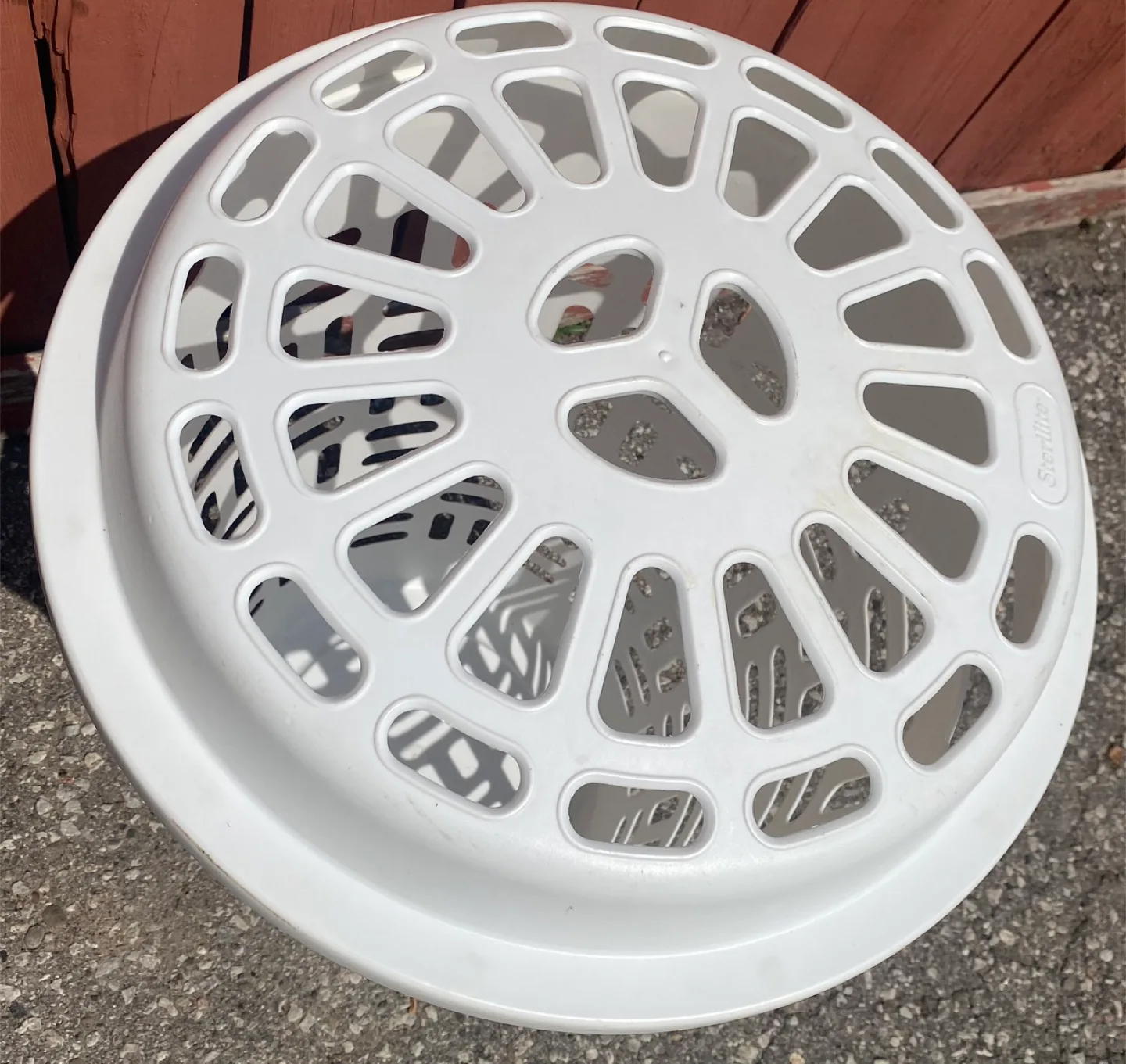 Sterilite White Laundry Basket with Lid image indicator(2)