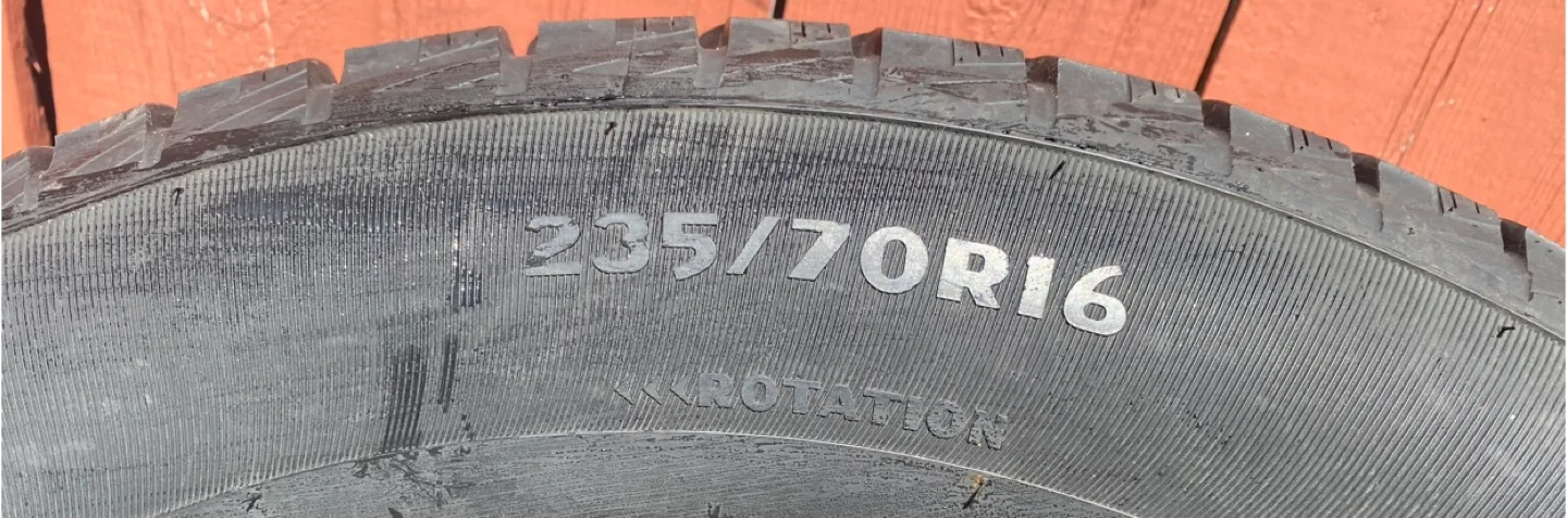 Motomaster Winter Edge Tire 235/70R16 image indicator(2)