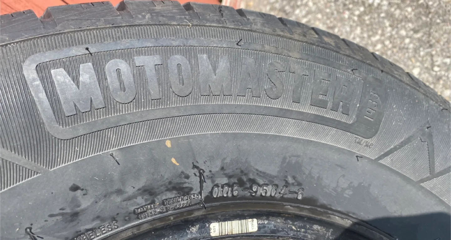 Motomaster Winter Edge Tire 235/70R16 image indicator(3)