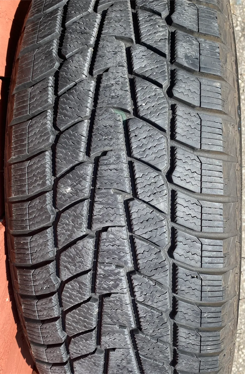 Motomaster Winter Edge Tire 235/70R16 image indicator(4)