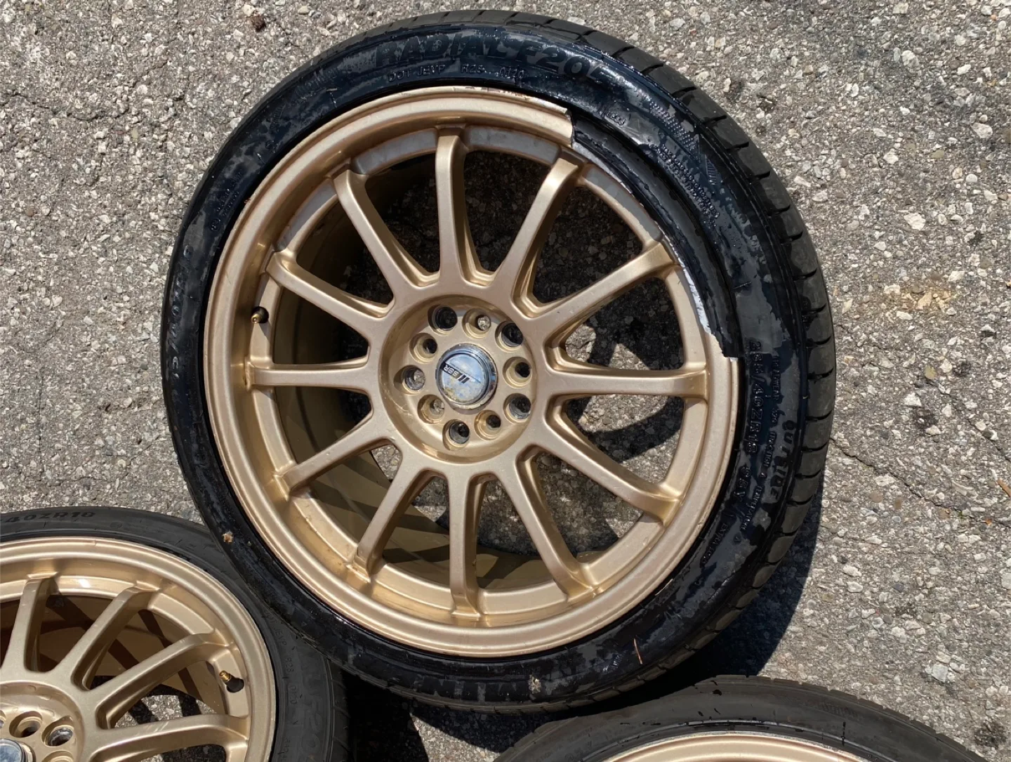 Set of 4 Gold Rims with Tires - 235/40ZR18 image indicator(6)