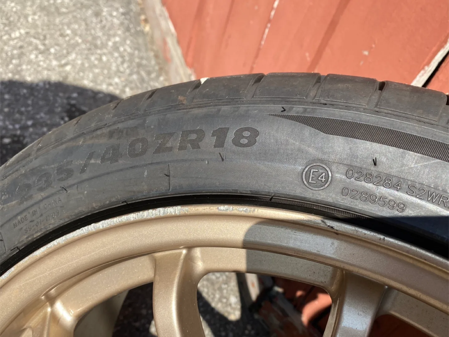 Set of 4 Gold Rims with Tires - 235/40ZR18 image indicator(4)