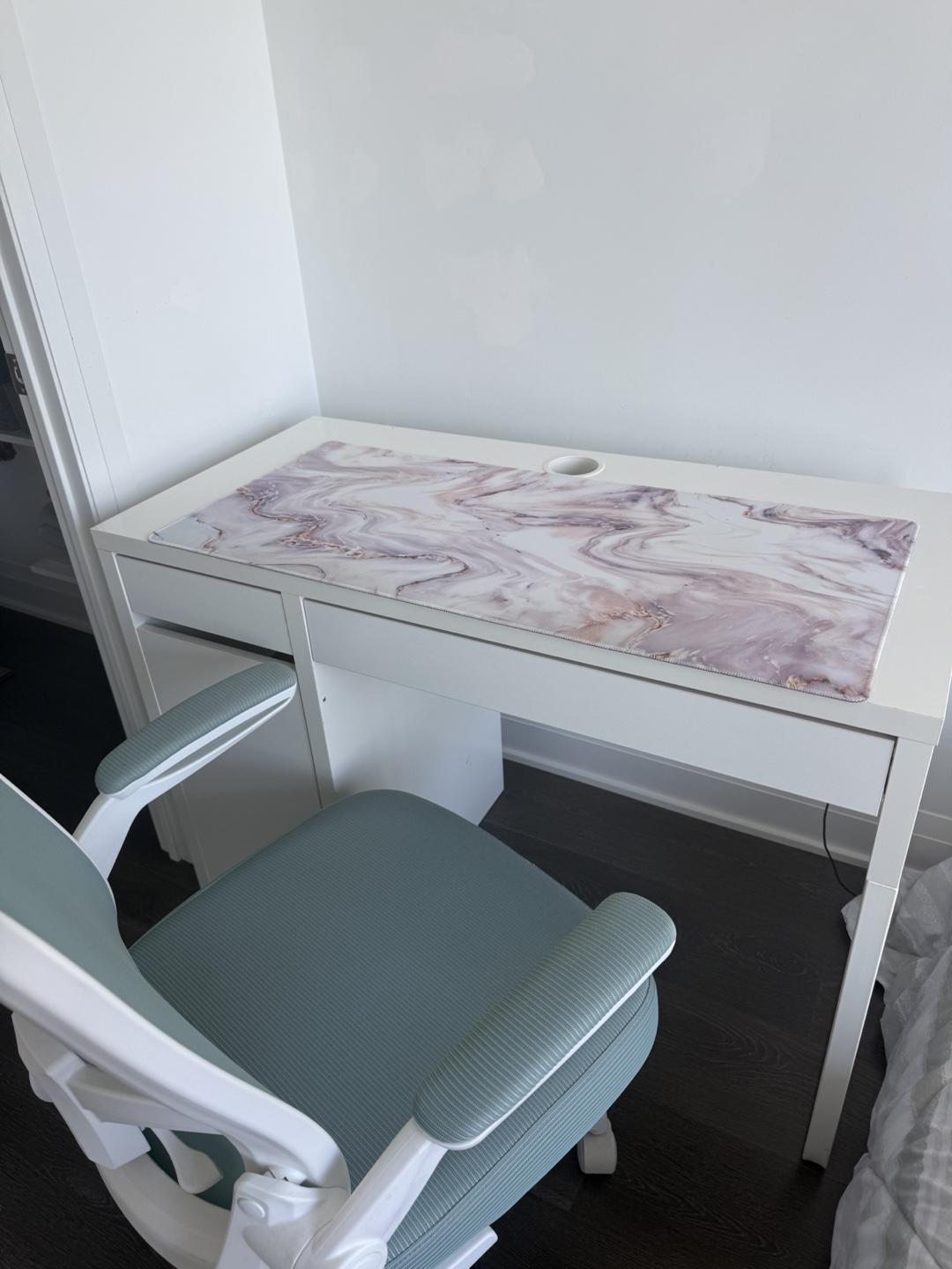 IKEA MICKE White Desk & Office Chair - photo 2