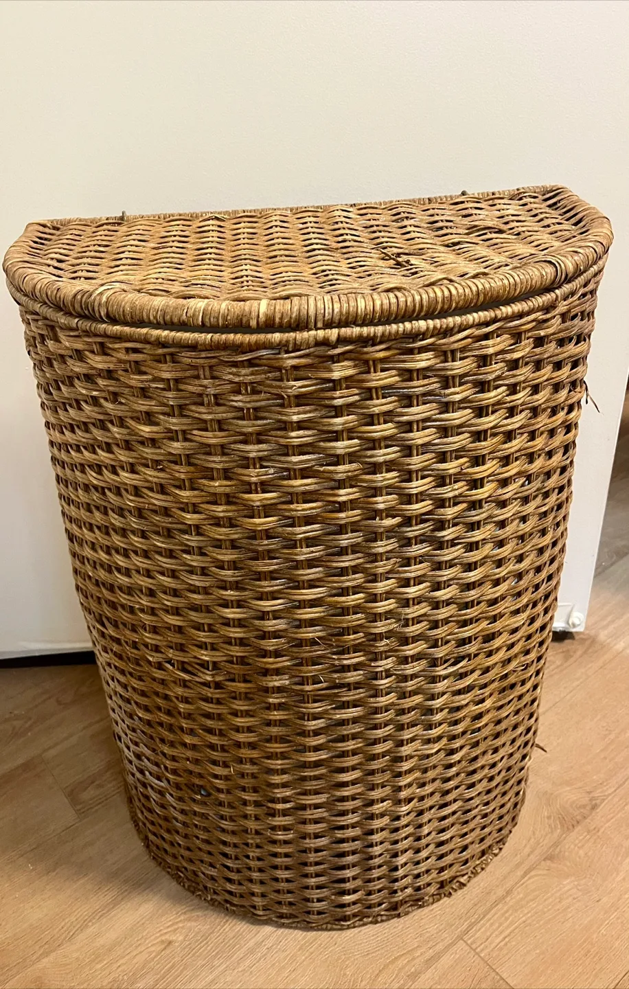 Wicker Laundry Hamper with Lid thumbnail