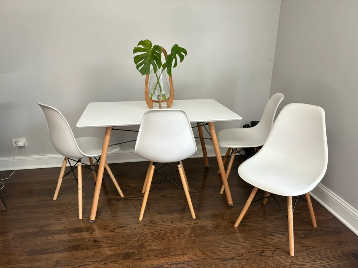 Modern White Dining Chairs (Set of 4) thumbnail