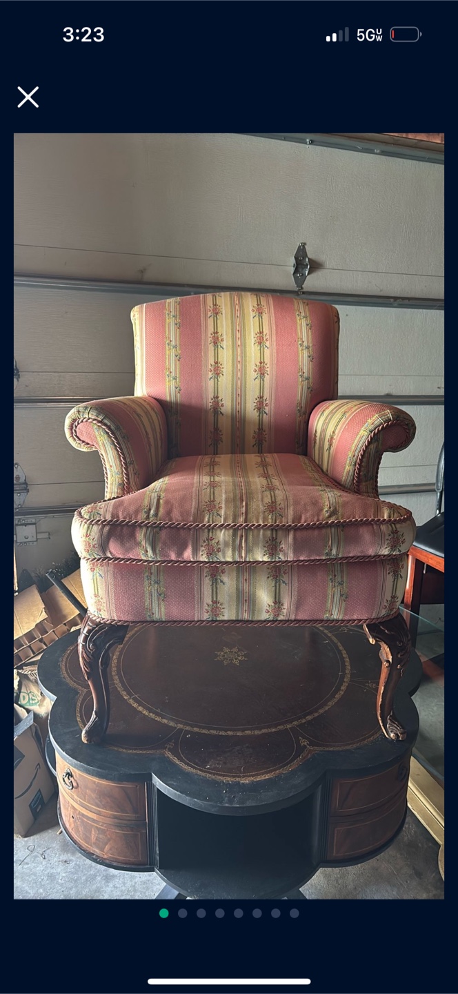 1 antique chair . 1 damaged leg - photo 2