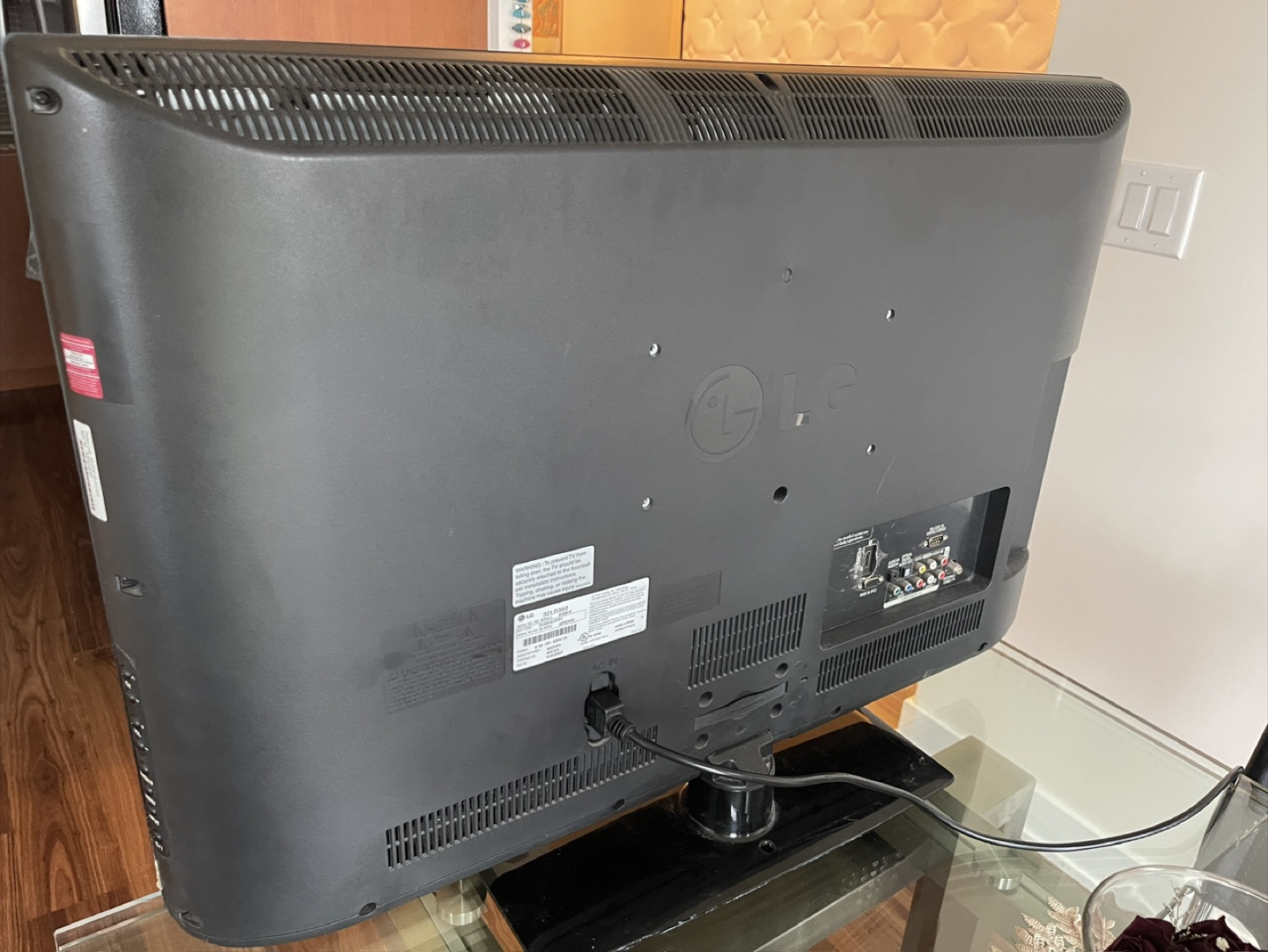 32’ LG TV - Great Condition - photo 2