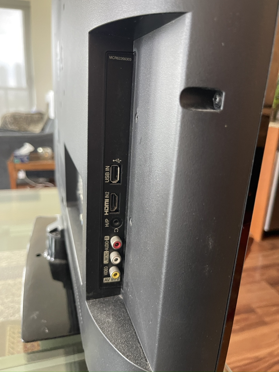 32’ LG TV - Great Condition - photo 4