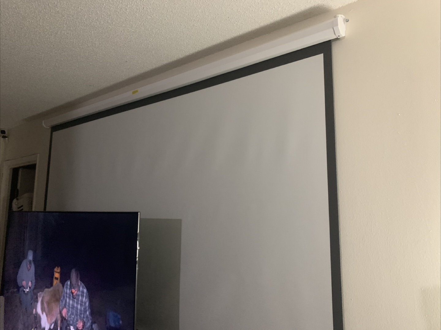 Emotn Projector w retractable screen - photo 3