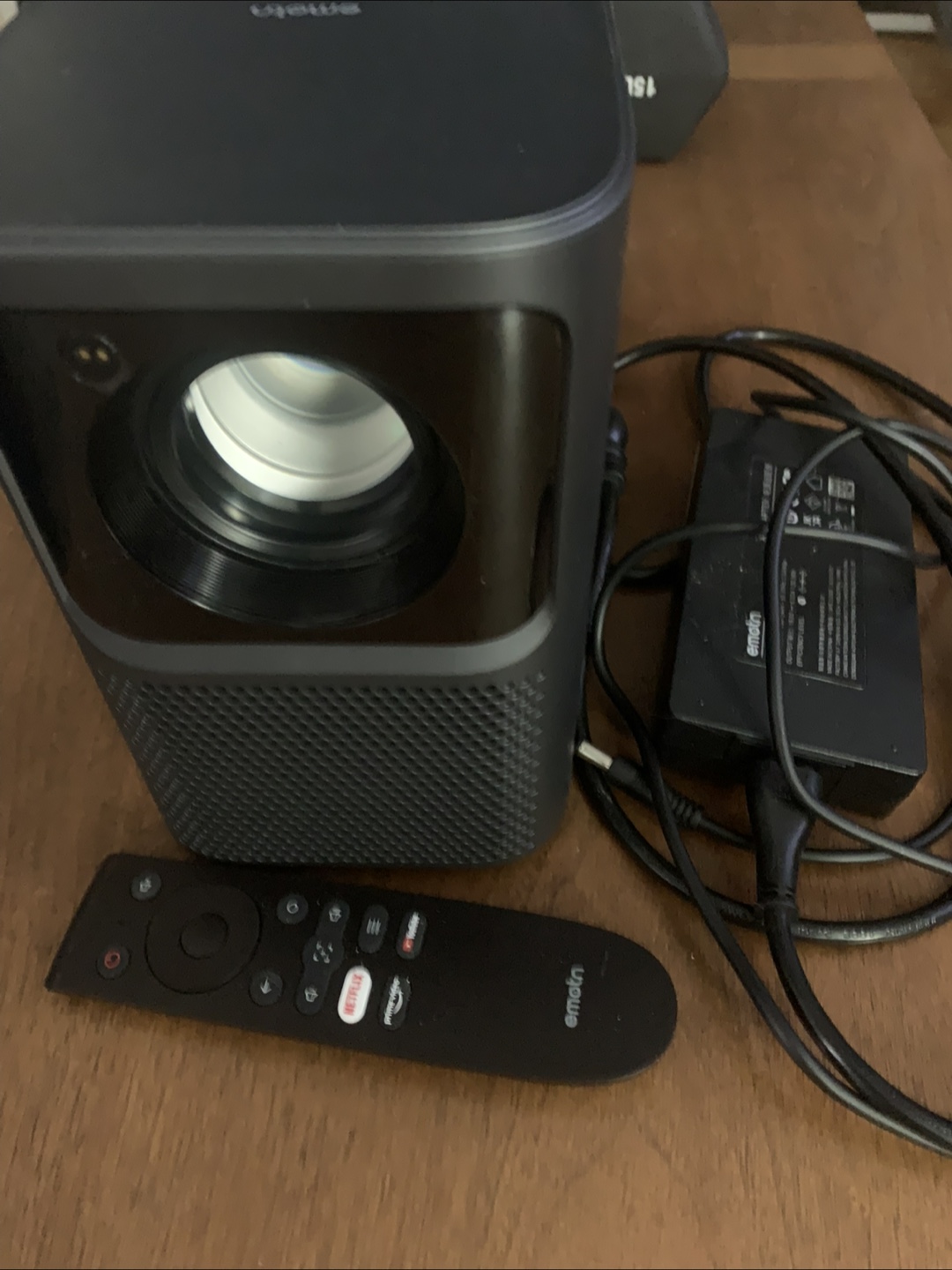 Emotn Projector w retractable screen - photo 2