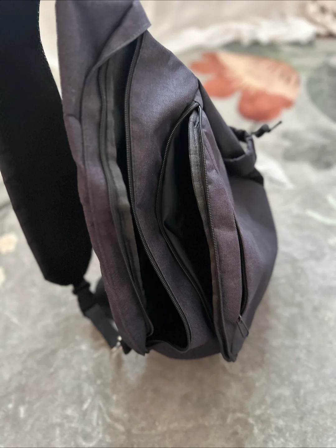 InsigniaX Sling Bag - Black image indicator(3)