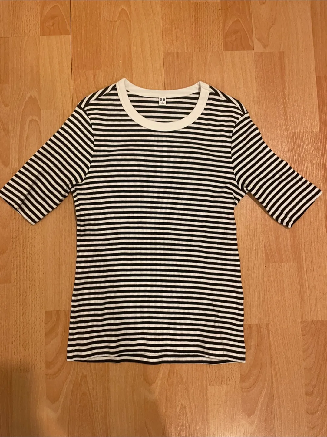 Uniqlo Black & White Striped ribbed top half sleeves Top thumbnail