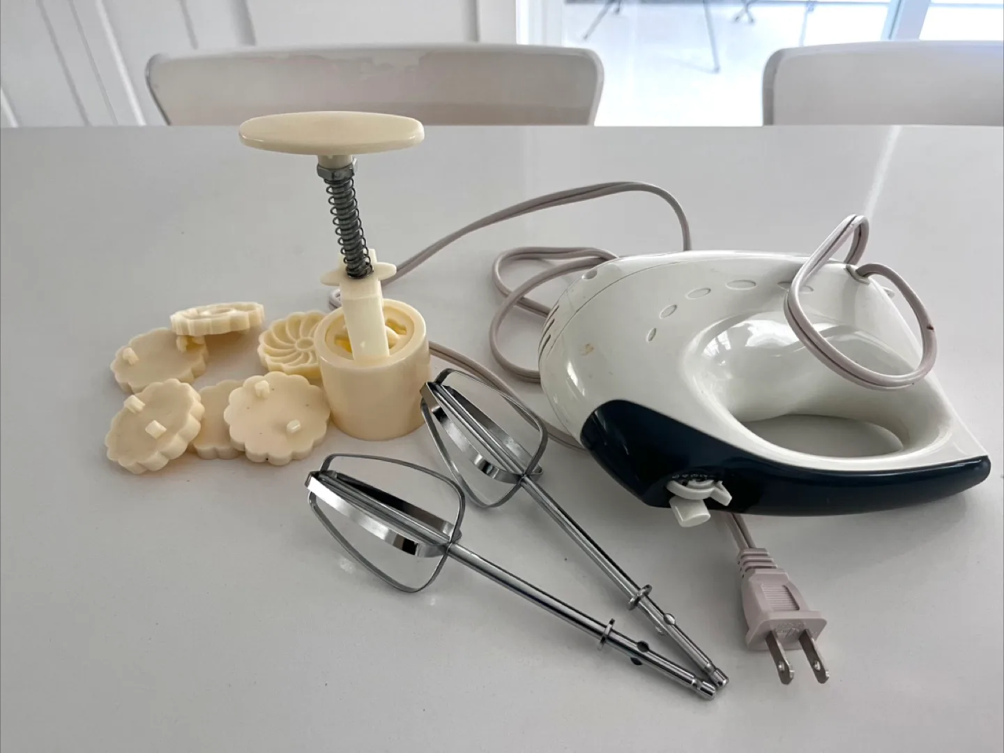 Hand Mixer & Cookie Press Set thumbnail