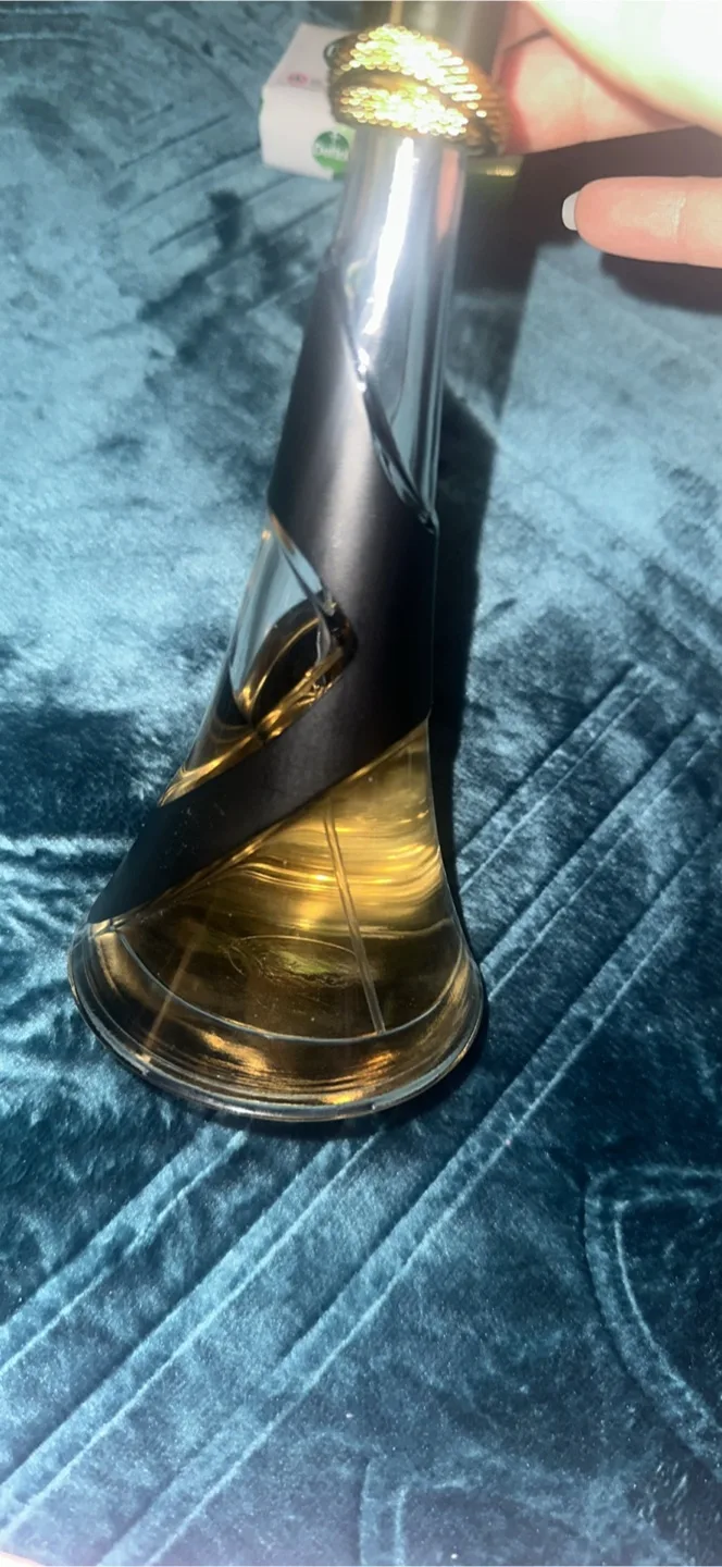 Rebelle Rihanna Perfume thumbnail