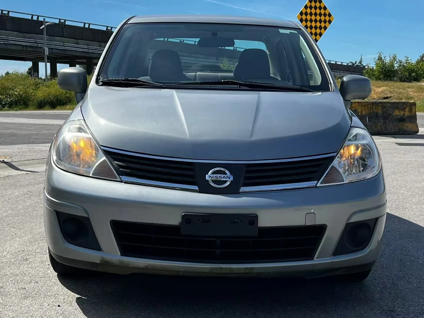 Nissan Versa Sedan - Silver thumbnail