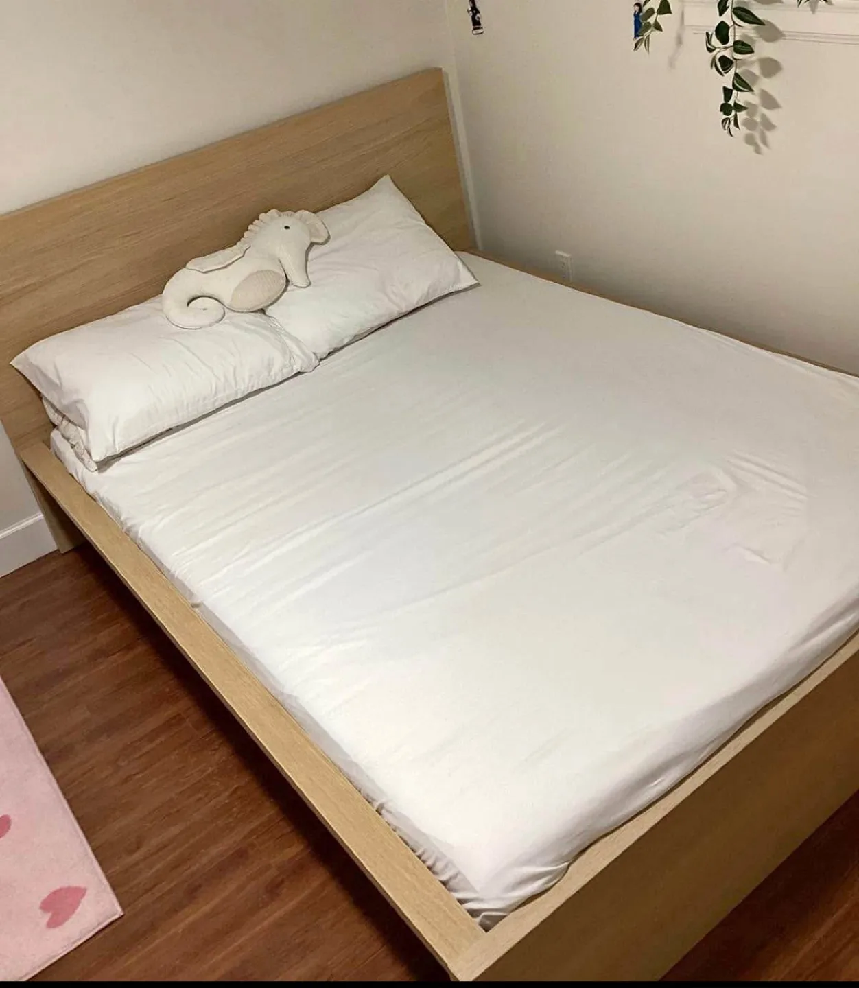 Queen bed frame * FREE Delivery thumbnail