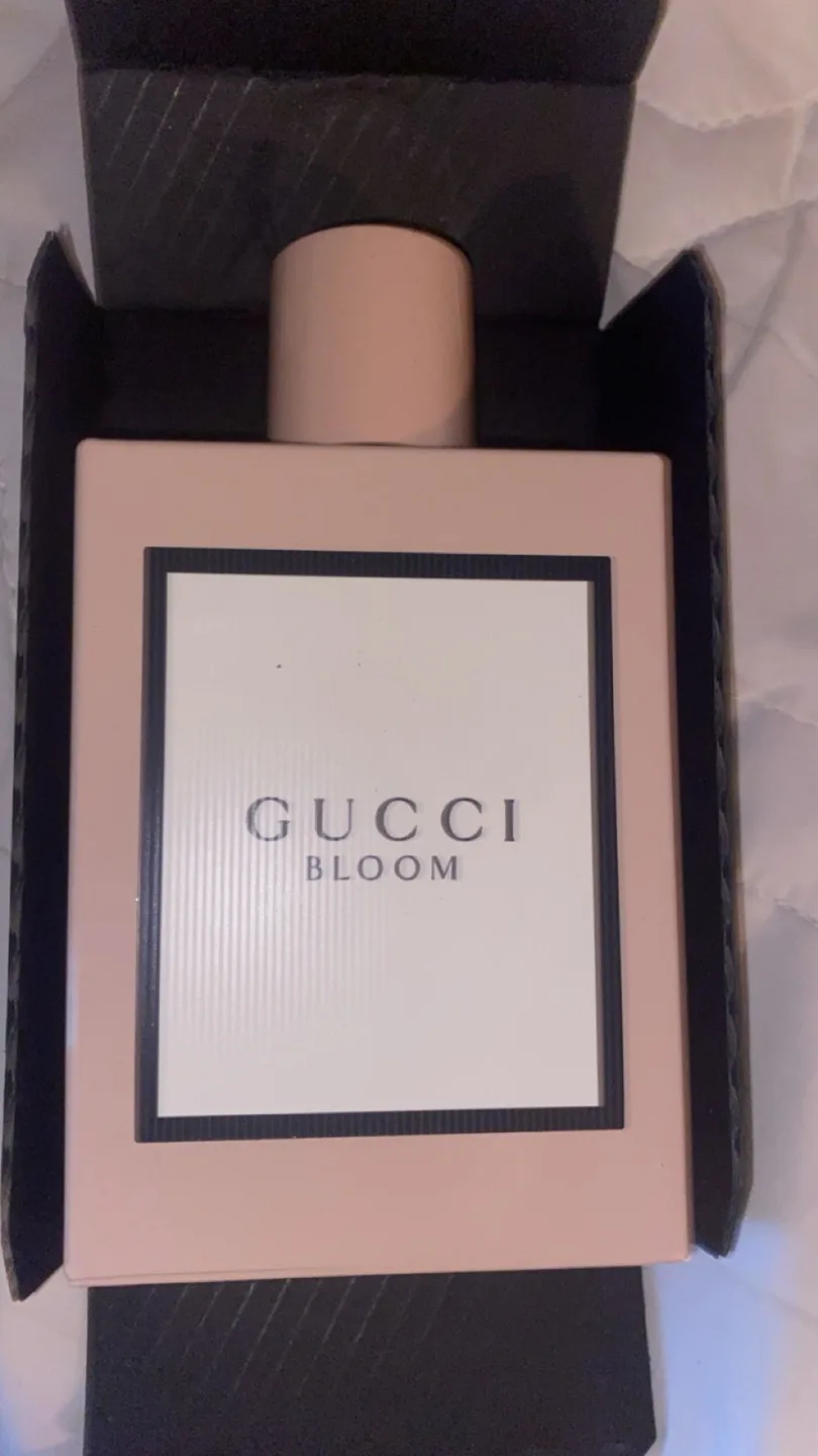 Gucci Bloom Eau de Parfum 3.3 FL OZ (i need this gone) image indicator(9)