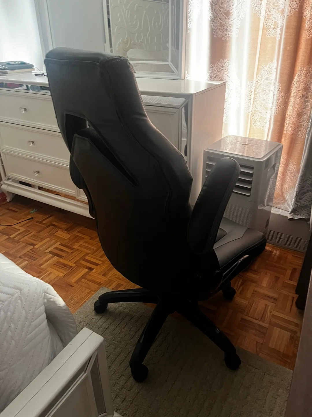 Emerge Vartan Gaming Chair - Black image indicator(2)