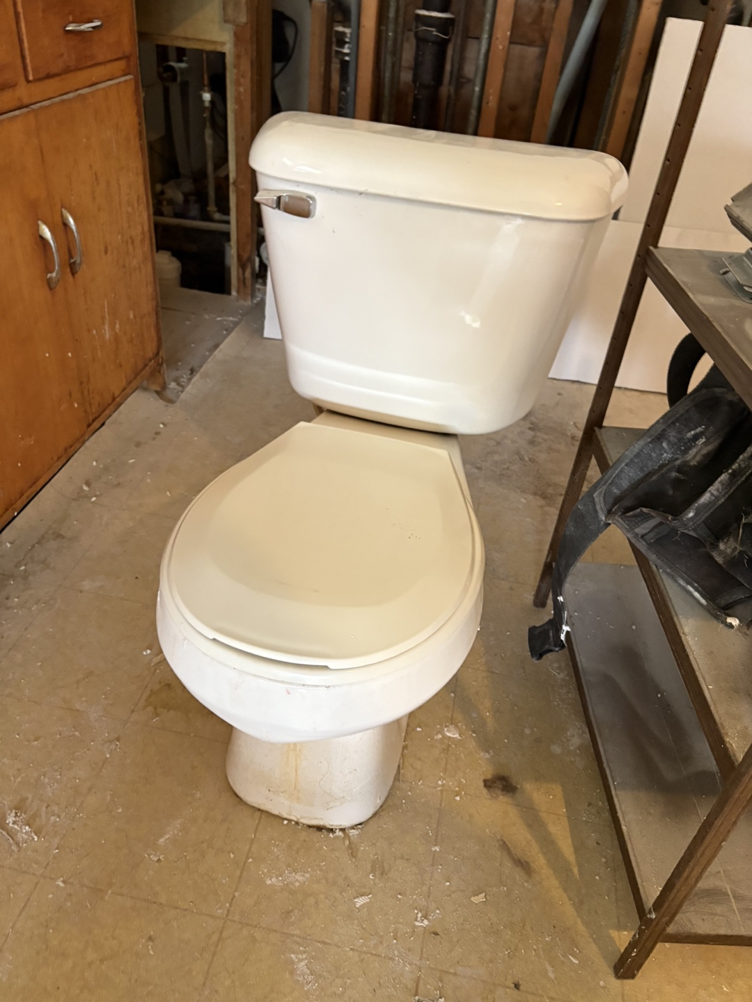Used Toilet - white tootle Standard Size, with toilet seat