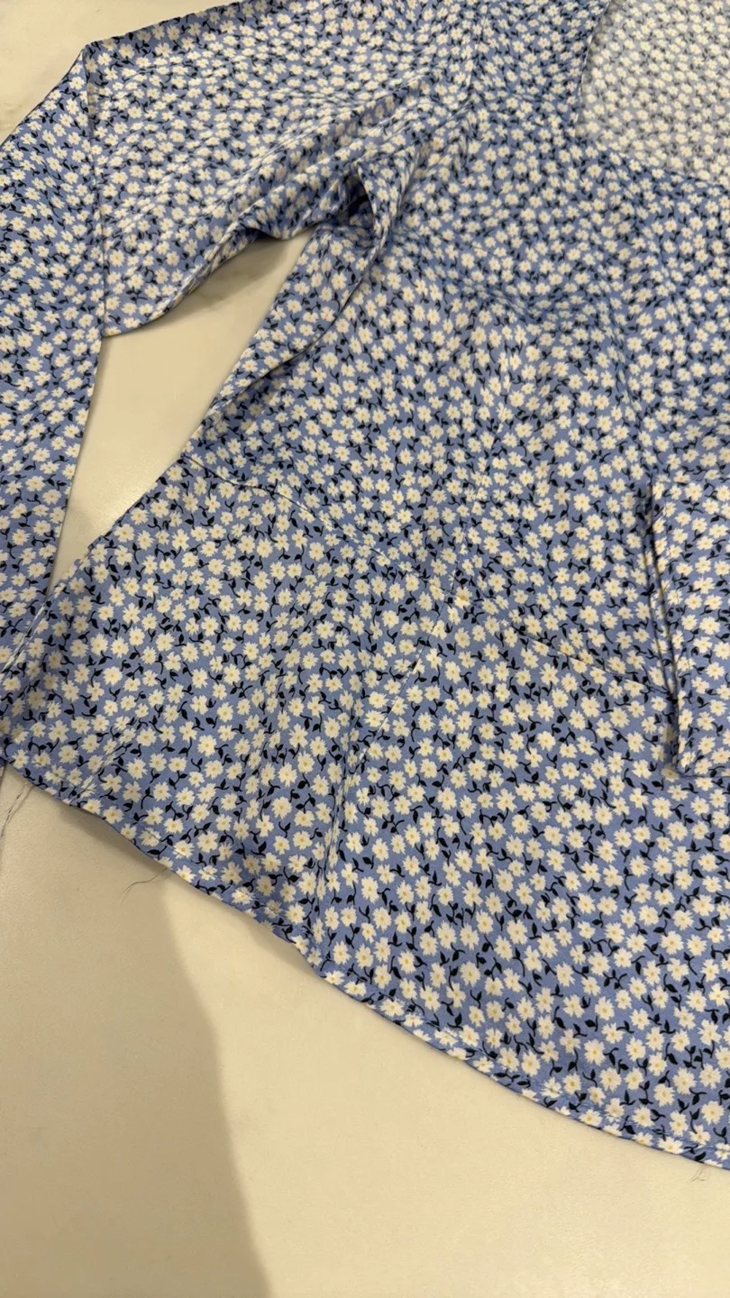 H&M Floral Blouse - Size S image indicator(4)