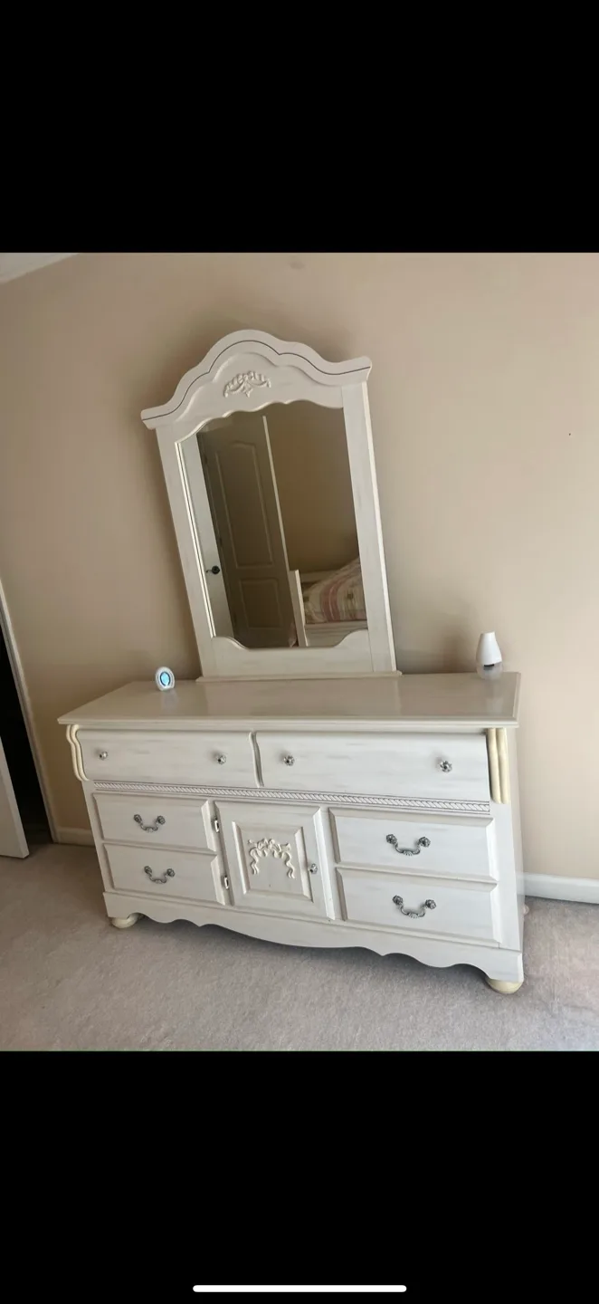 Vintage White Bedroom Set image indicator(3)