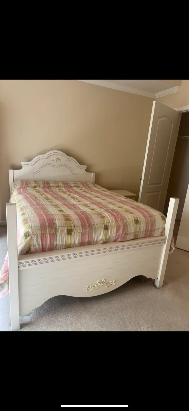 Vintage White Bedroom Set image indicator(2)