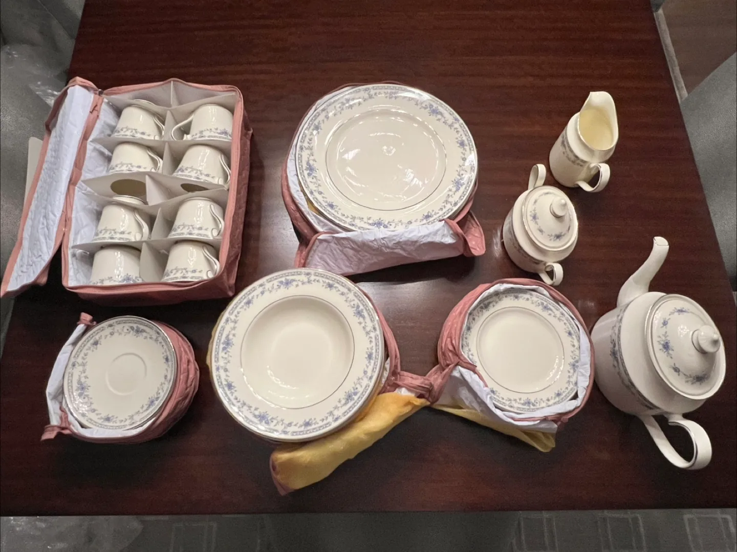 Minton Bellemeade Bone China Dinnerware Set thumbnail