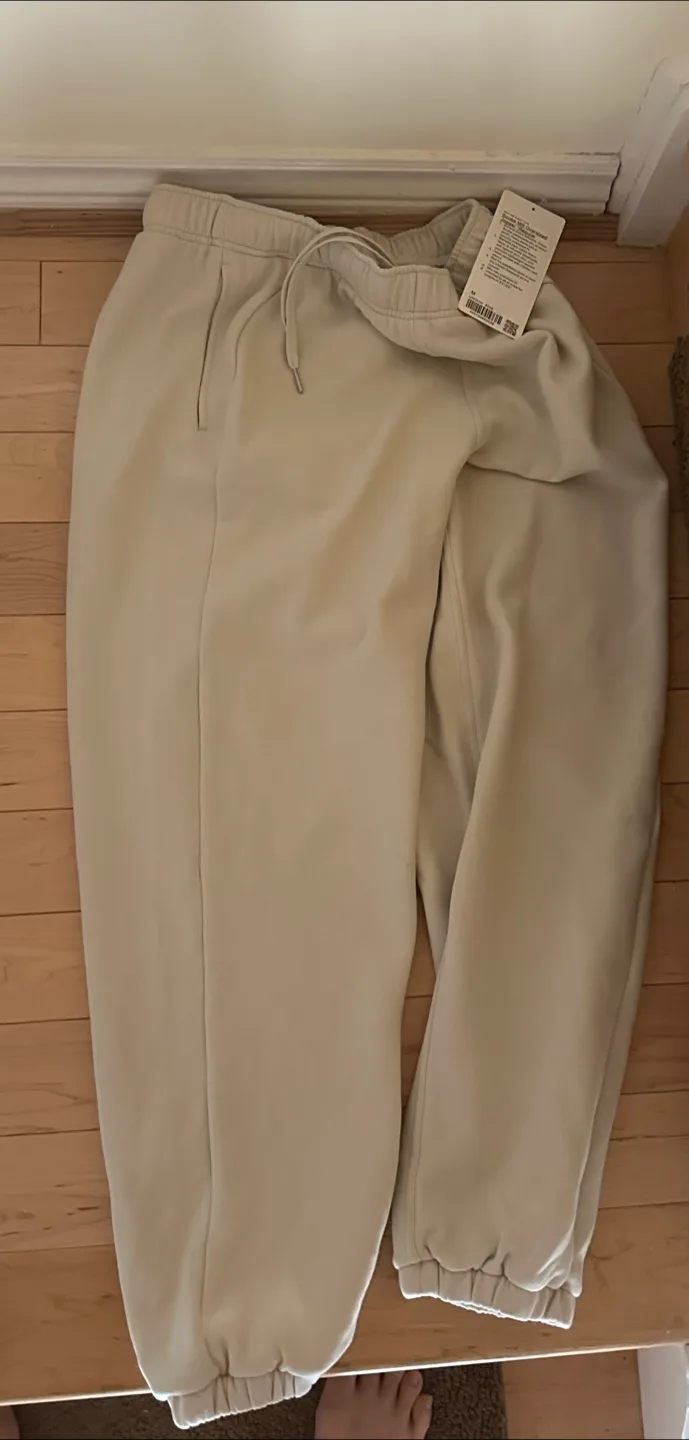 BNWT Lululemon Scuba Mid-Rise Oversized Jogger - Size Small image indicator(2)
