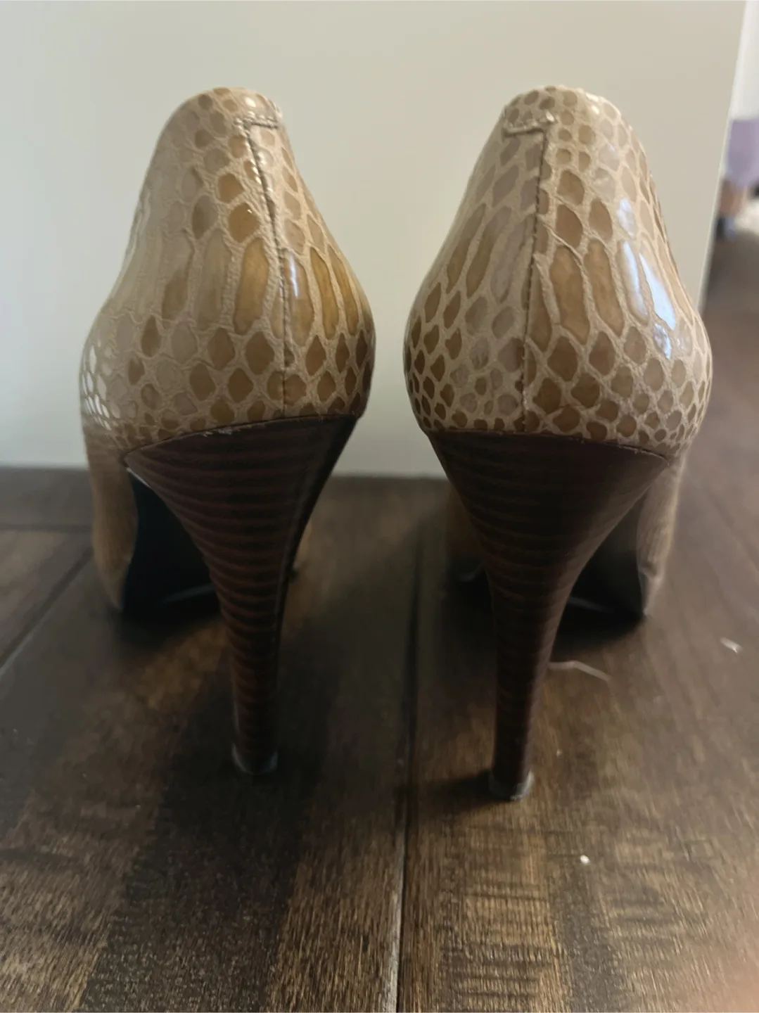 Nine West  real upper leather  pump  Heels excellent condition image indicator(4)