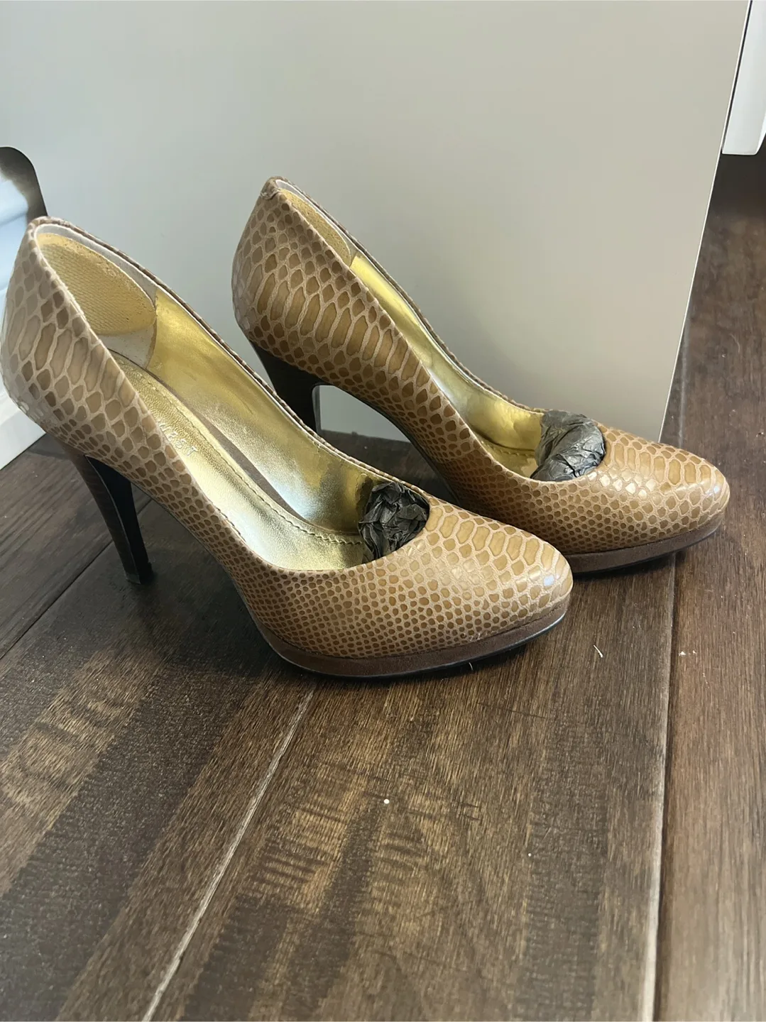 Nine West  real upper leather  pump  Heels excellent condition image indicator(2)