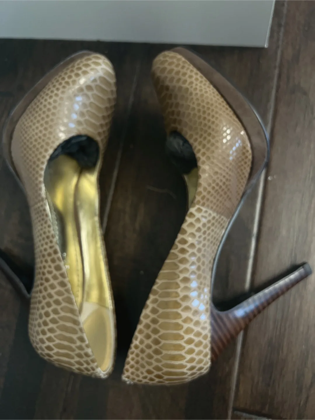 Nine West  real upper leather  pump  Heels excellent condition image indicator(3)