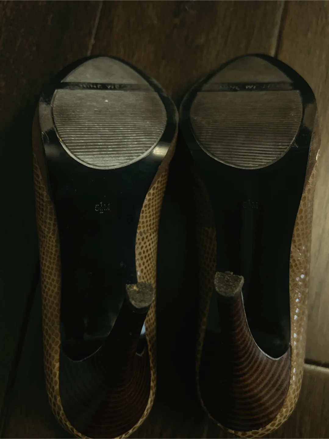 Nine West  real upper leather  pump  Heels excellent condition image indicator(6)