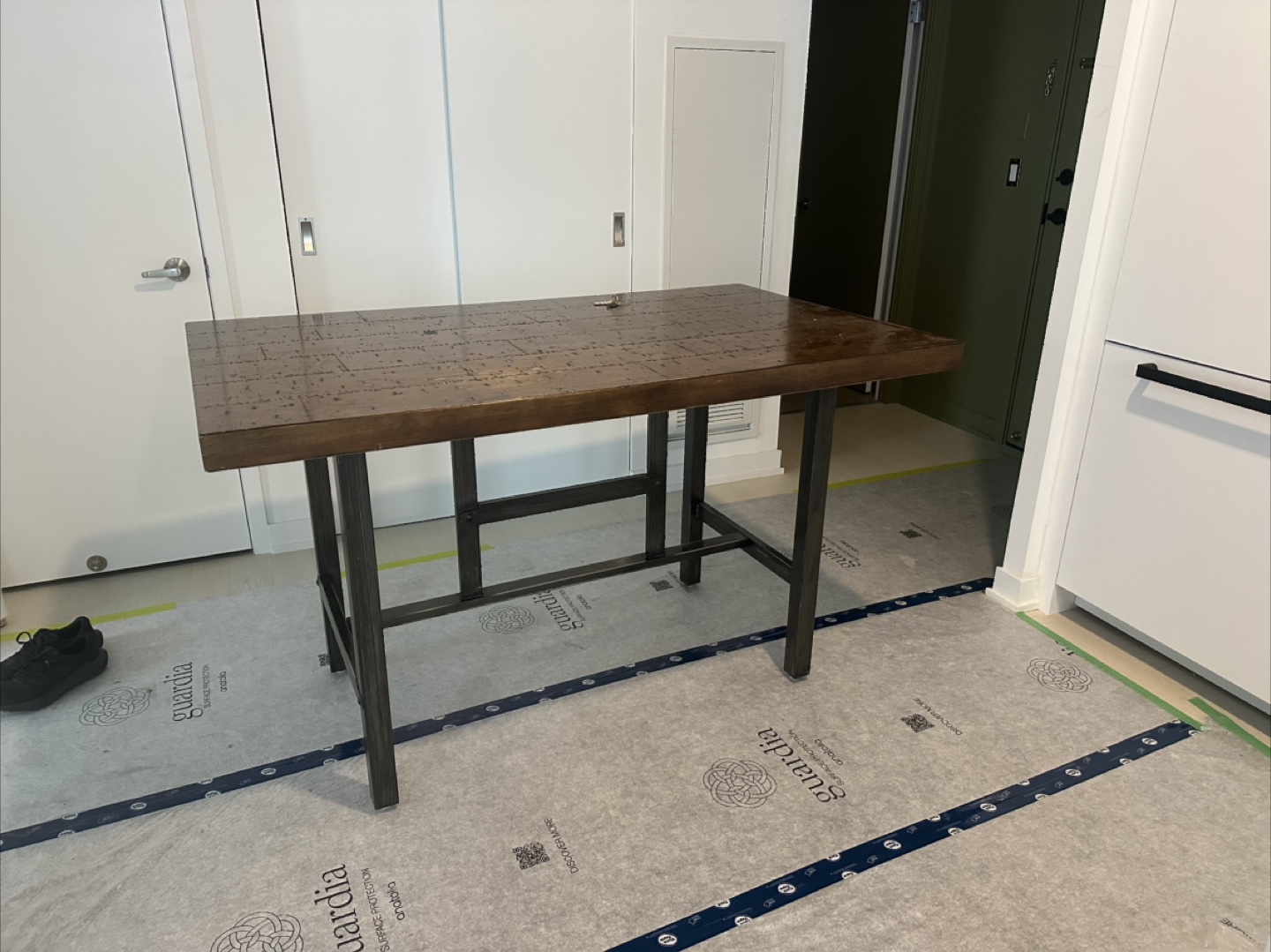 Table and Bar Stools - photo 3