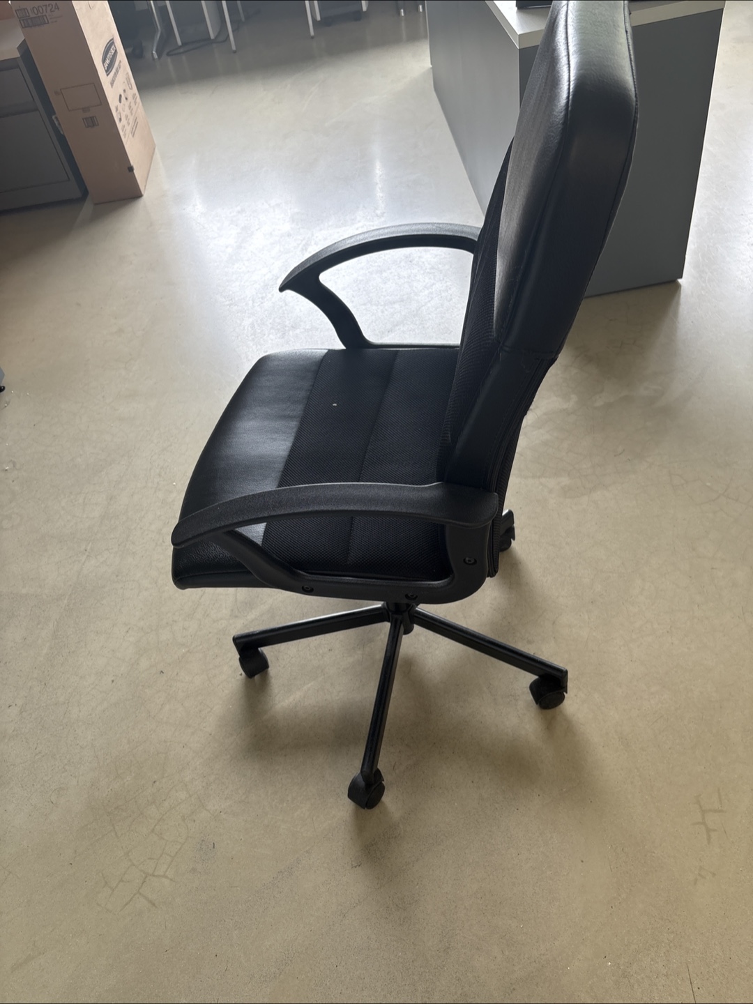 Black Office Chair - photo 4