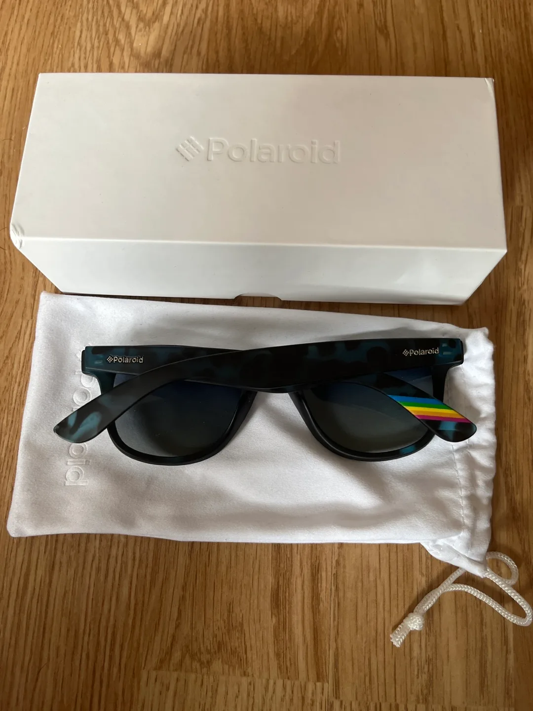 Polaroid Sunglasses with Box image indicator(2)