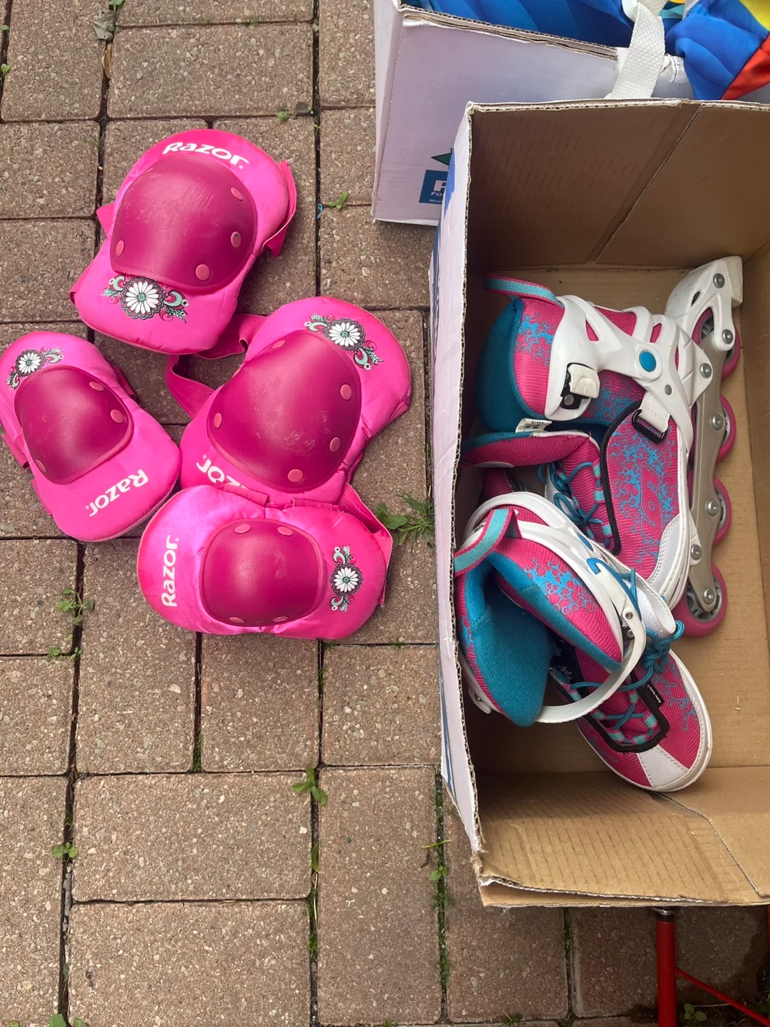 Razor Girl's Roller Blades & #freecycle Pads thumbnail