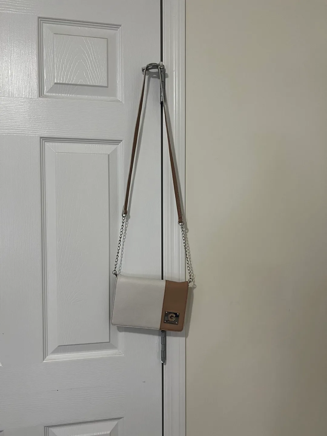 Guess Beige & White Chain Wallet thumbnail
