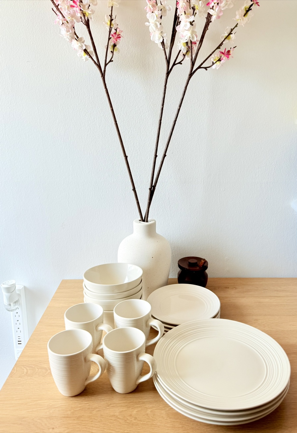 16 piece Dinnerware Set - Cream/Off White