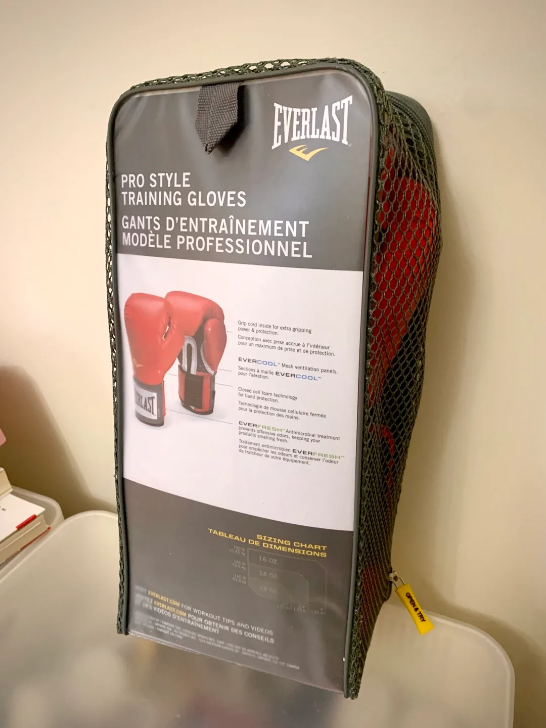 Moving Sale! Like-new Everlast Boxing Gloves image indicator(5)