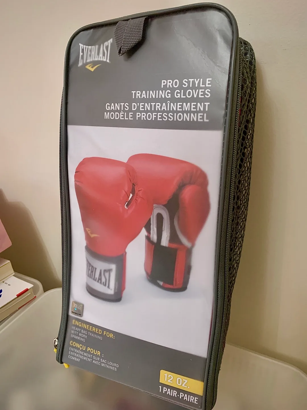 Moving Sale! Like-new Everlast Boxing Gloves image indicator(4)