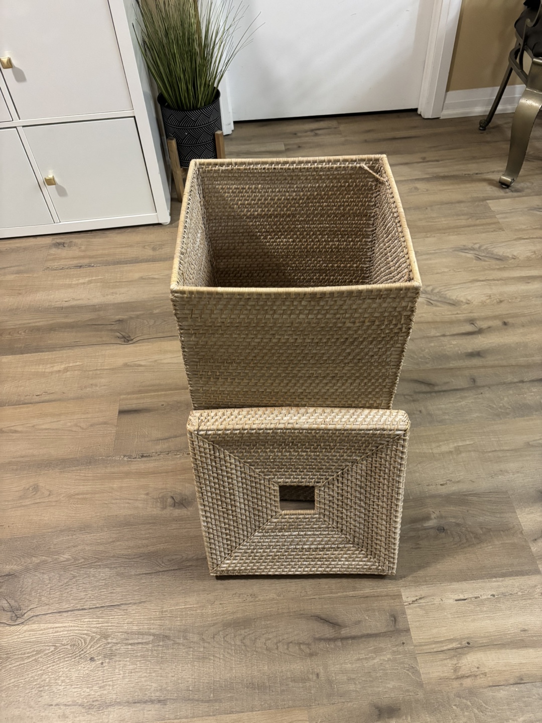 Straw Woven Raffia Weave Hamper with Lid, pretty big