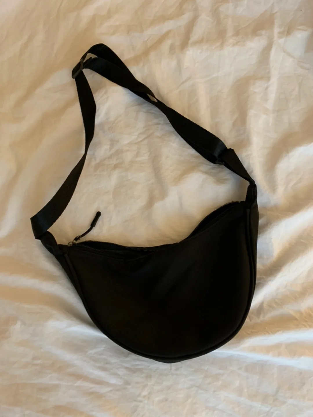 Black Shoulder Bag (zipper broken !) #freecycle thumbnail