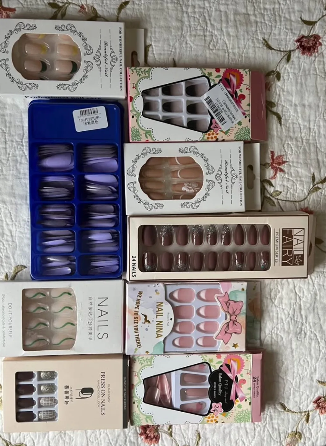 Assorted False Eyelashes & Press-On Nails image indicator(2)