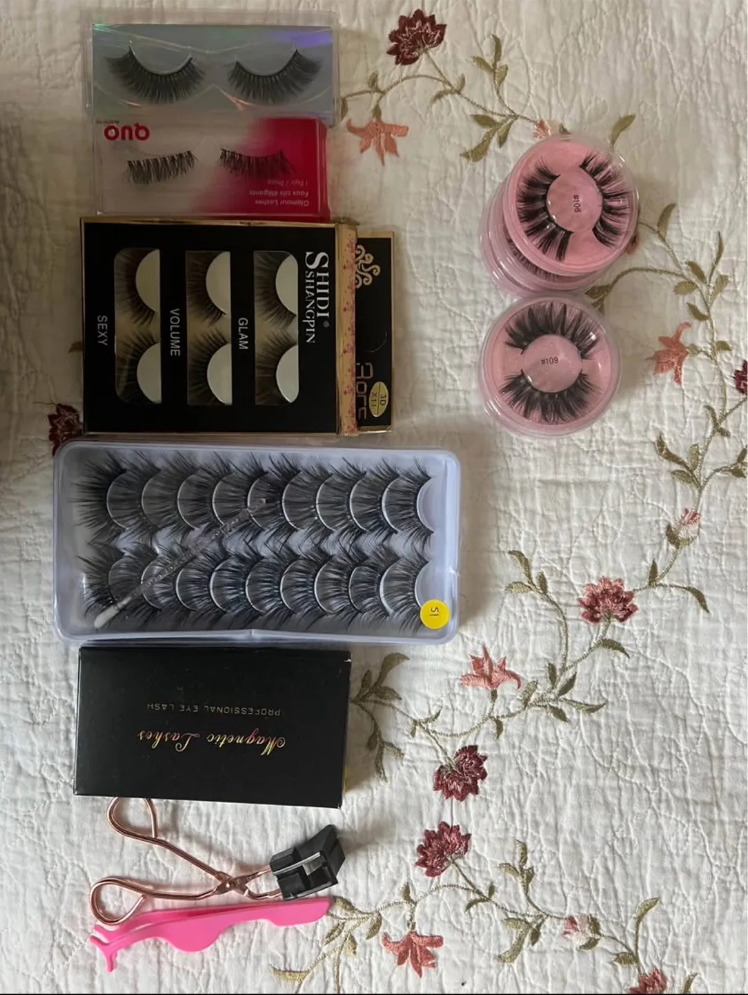 Assorted False Eyelashes & Press-On Nails image indicator(3)