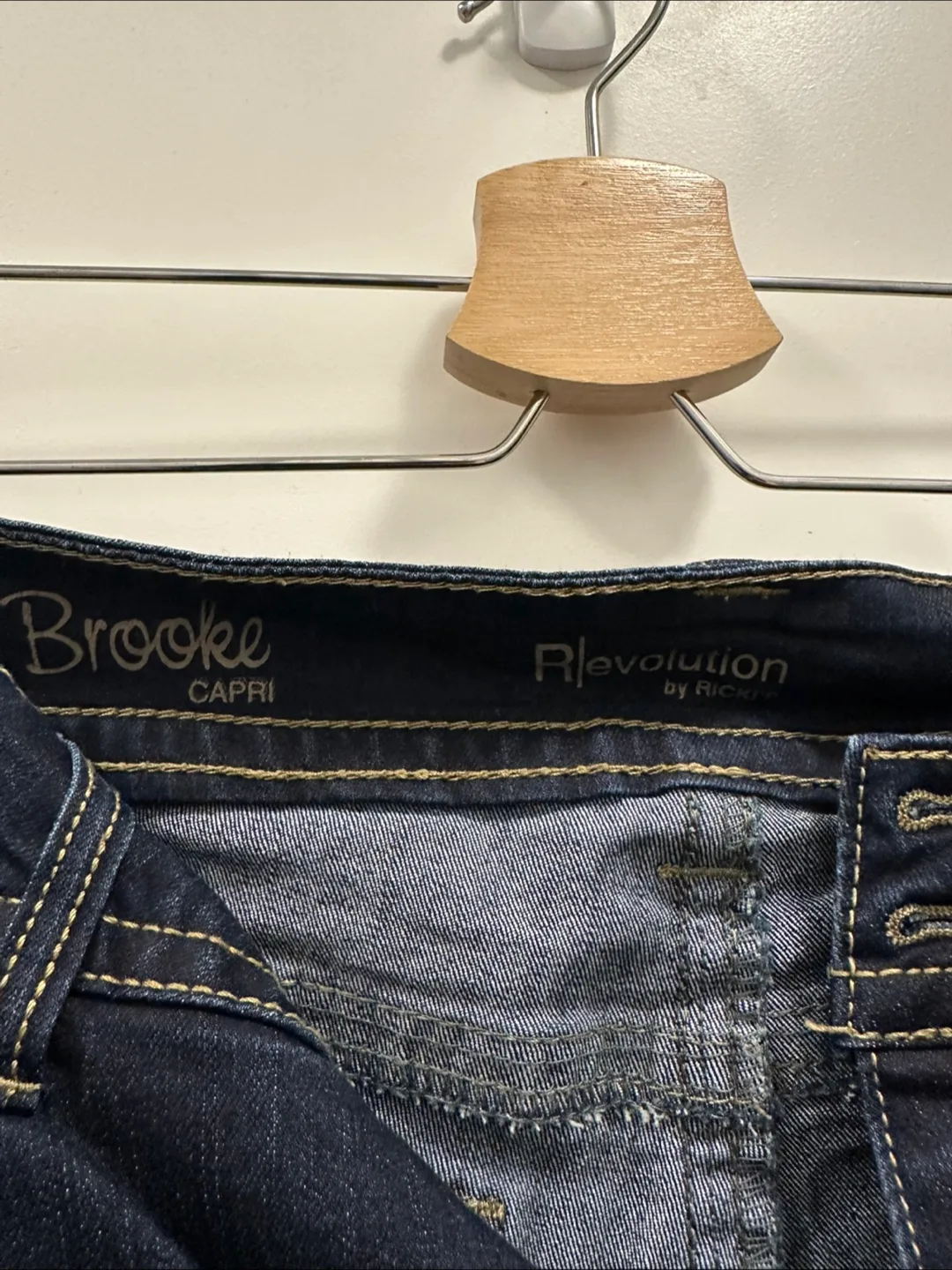 *Like New* Ladies denim Capri image indicator(3)