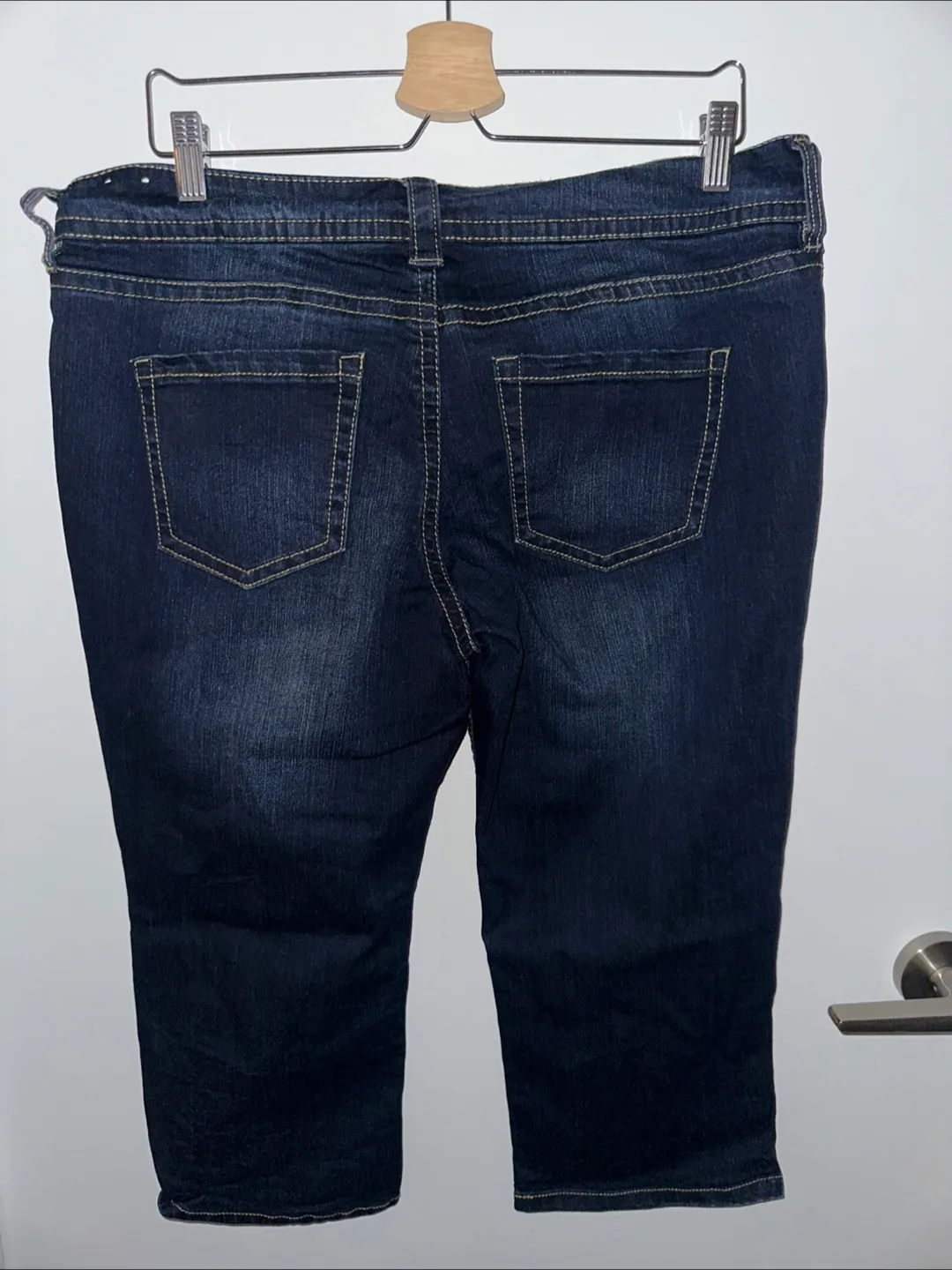 *Like New* Ladies denim Capri image indicator(2)