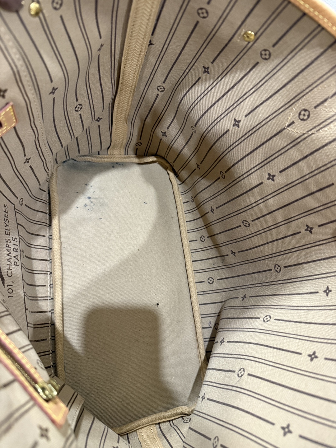 Louis Vuitton Neverfull MM Tote Bag - photo 3