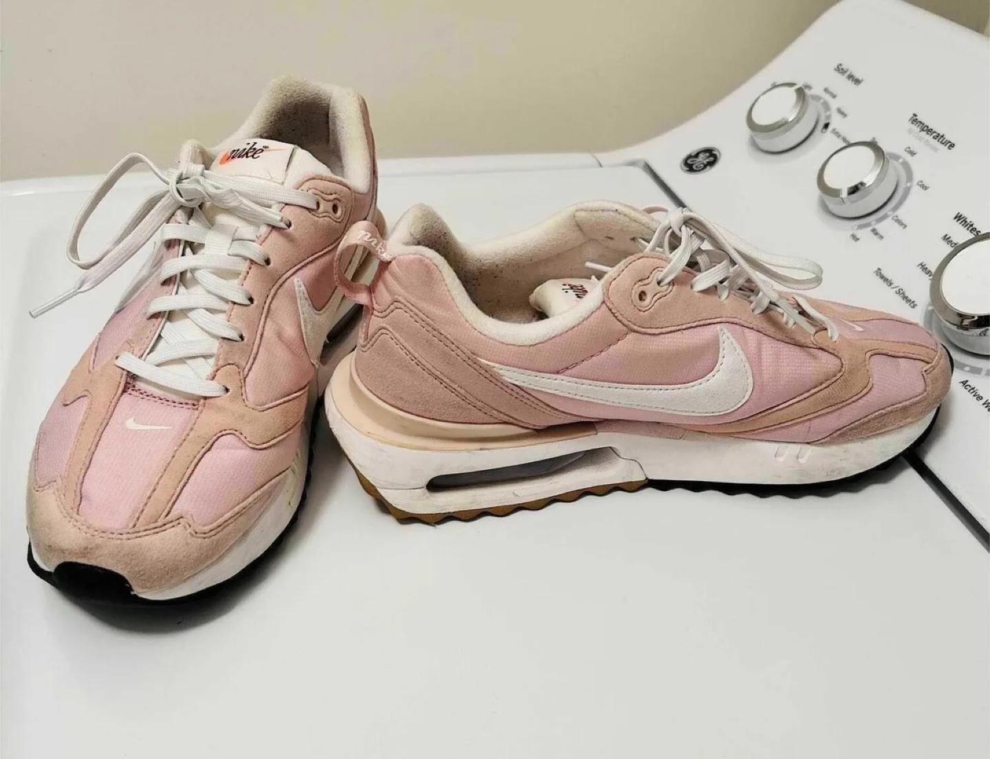 Nike Air Max  Pink Sneakers thumbnail