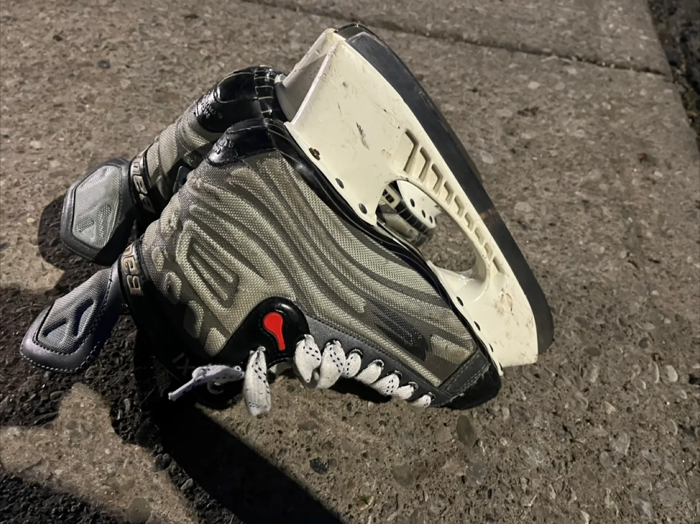 Size 9 Bauer Vapor XI Ice Hockey Skates image indicator(7)