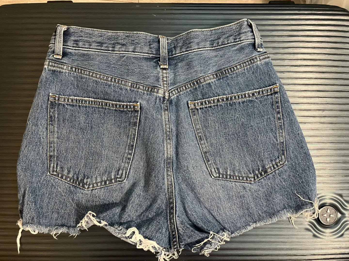 Uniqlo High waist Denim Shorts - Size 26 image indicator(2)
